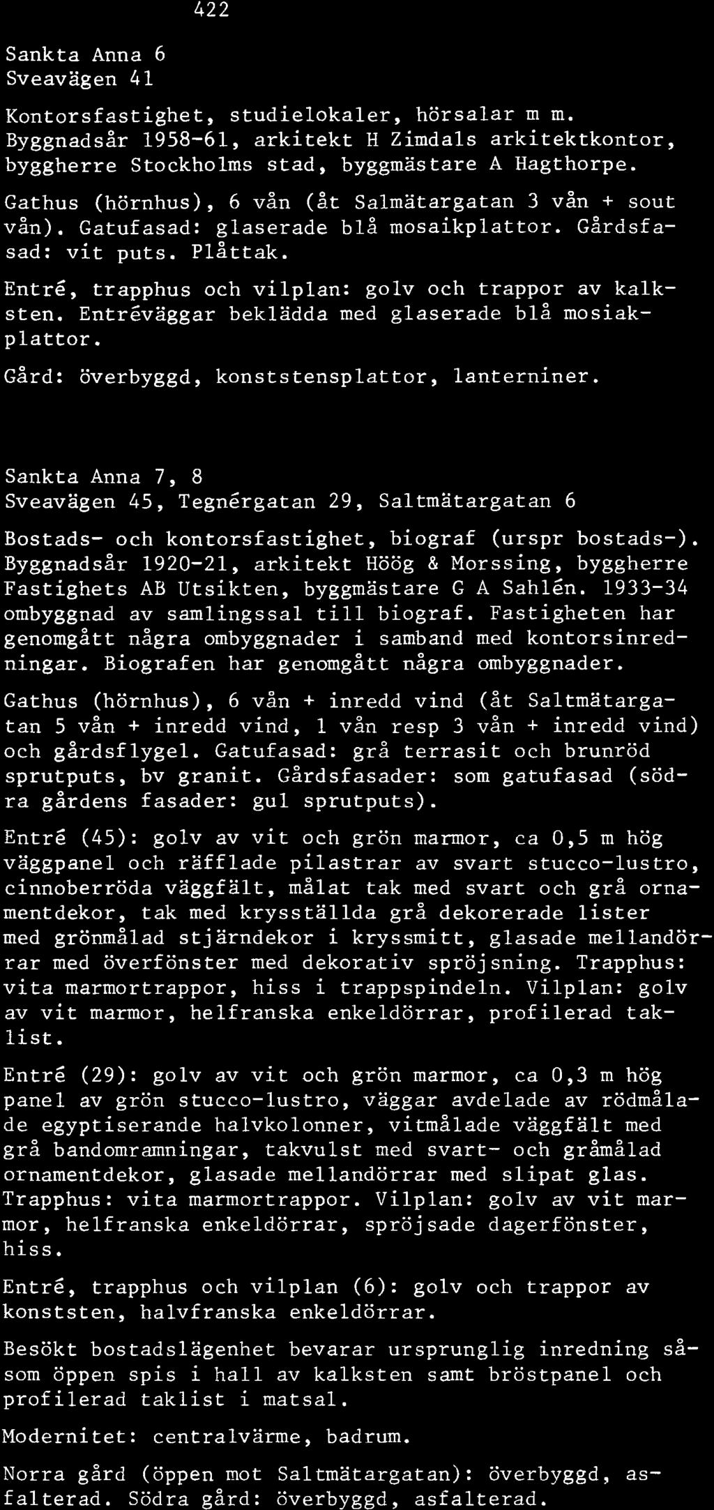 Entréväggar beklädda med glaserade blå mosiakplattor. Gård: överbyggd, konststensplattor, lanterniner.