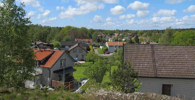 de privata villorna. Vegetationen på platsen är ung.