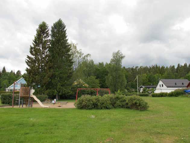 1. GRANLYCKAN TORSRED Lekpark Ca 0,5 ha S:I/1975 Park eller plantering Granlyckan består av en gräsyta mitt inne i ett villakvarter med en av stadsdelens två lekplatser.