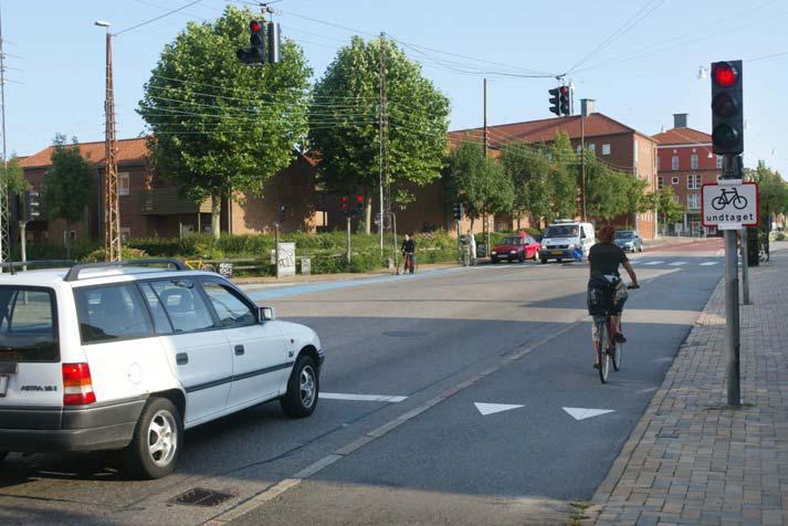 Figur 2. Trevägskorsning där cyklande inte behöver stanna för trafiksignal på den genomgående vägen.