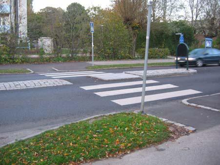 Korsningspunkter Gång- och cykelkorsningar Bredden på övergångsställen bör anpassas till anslutande gångbanor/vägar men vara minst 2,5 m.