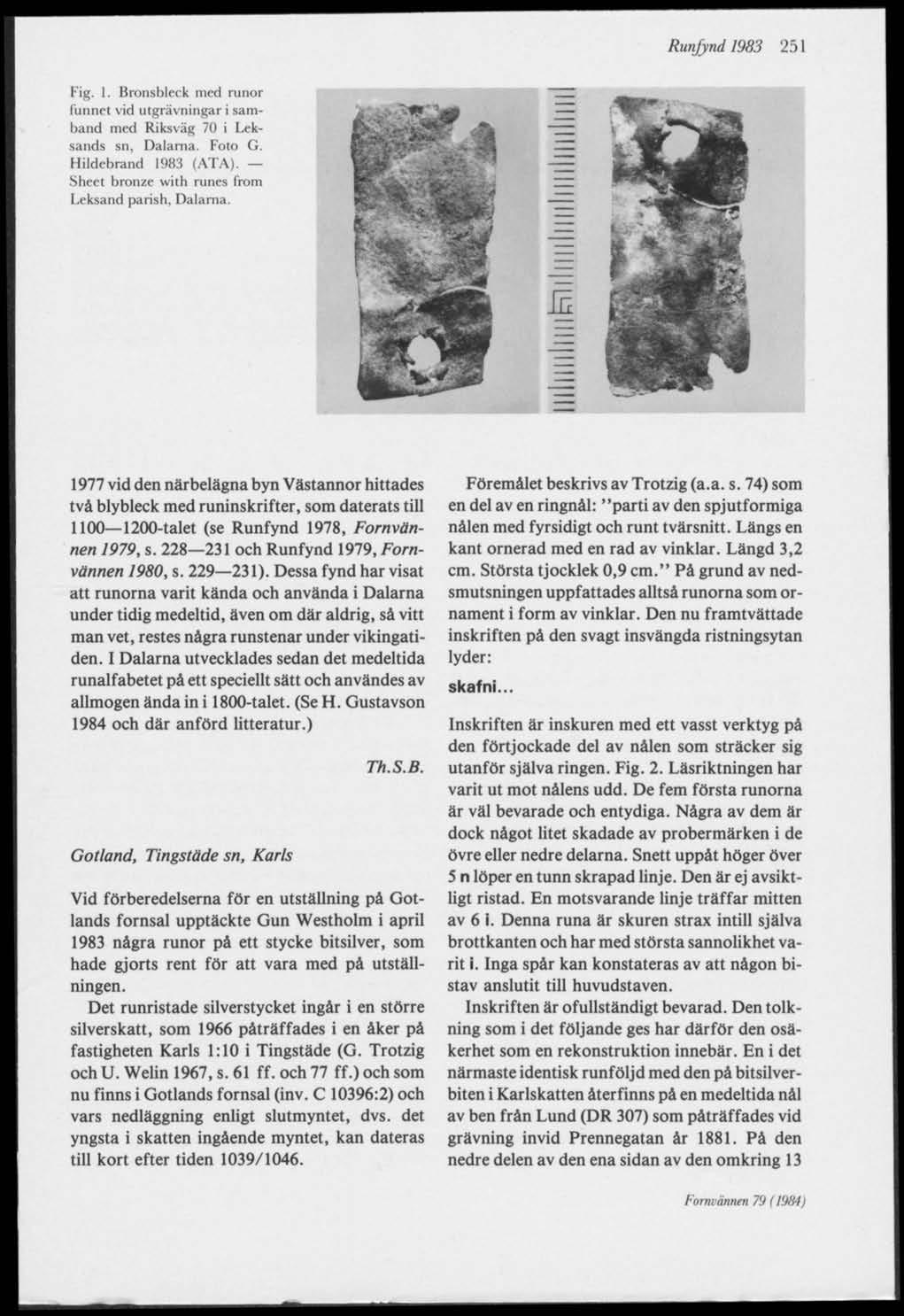 Runfynd 1983 251 Fig. 1. Bronsbleck med runor funnet vid utgrävningar i samband med Riksväg 70 i Leksands sn, Dalarna. Foto G. Hildebrand 1983 (ATA).