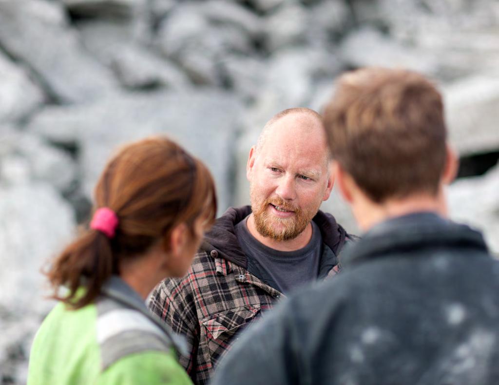 INTRODUKTION OMVÄRLDSFAKTORER STRATEGI VÅR VERKSAMHET HÅLLBART ERBJUDANDE HÅLLBAR VERKSAMHET ANSVARSFULL PARTNER 68 ANSVARSFULL PARTNER Att bidra till de samhällen och orter där SSAB