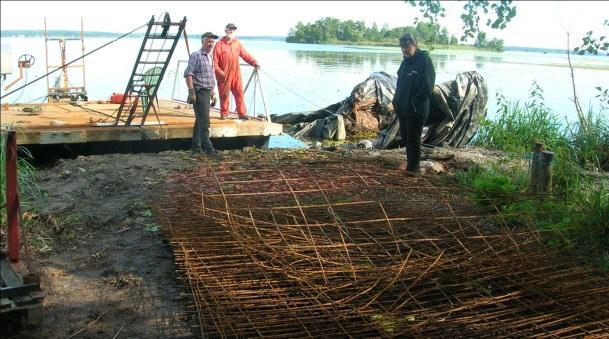 Upptagning av gammalt täckmaterial Upptagning av täckmaterial gjordes under sommaren av inhyrda entreprenörer från en specialbyggd flotte (bild 8).