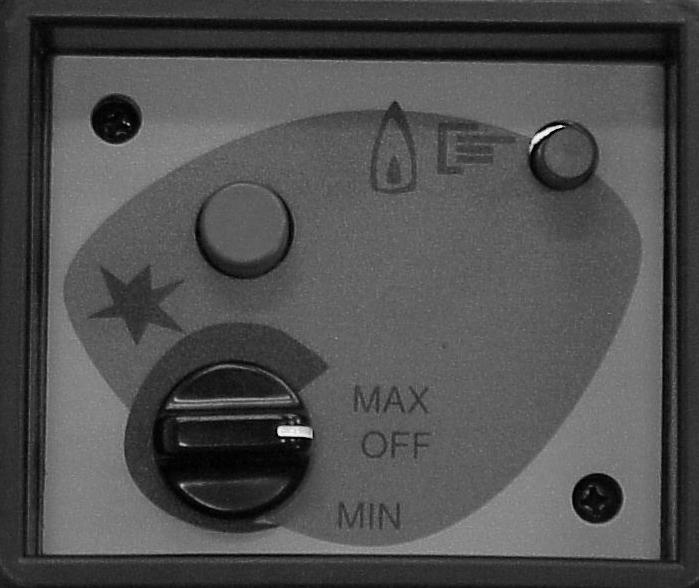 När du har öppnat gasolflaskans ventil och kontrollerat att det inte finns några gasläckor, skall du ställa in termostaten på "max" (bild 4), trycka ned gassäkerhetsventilen och hålla den nere ca 10