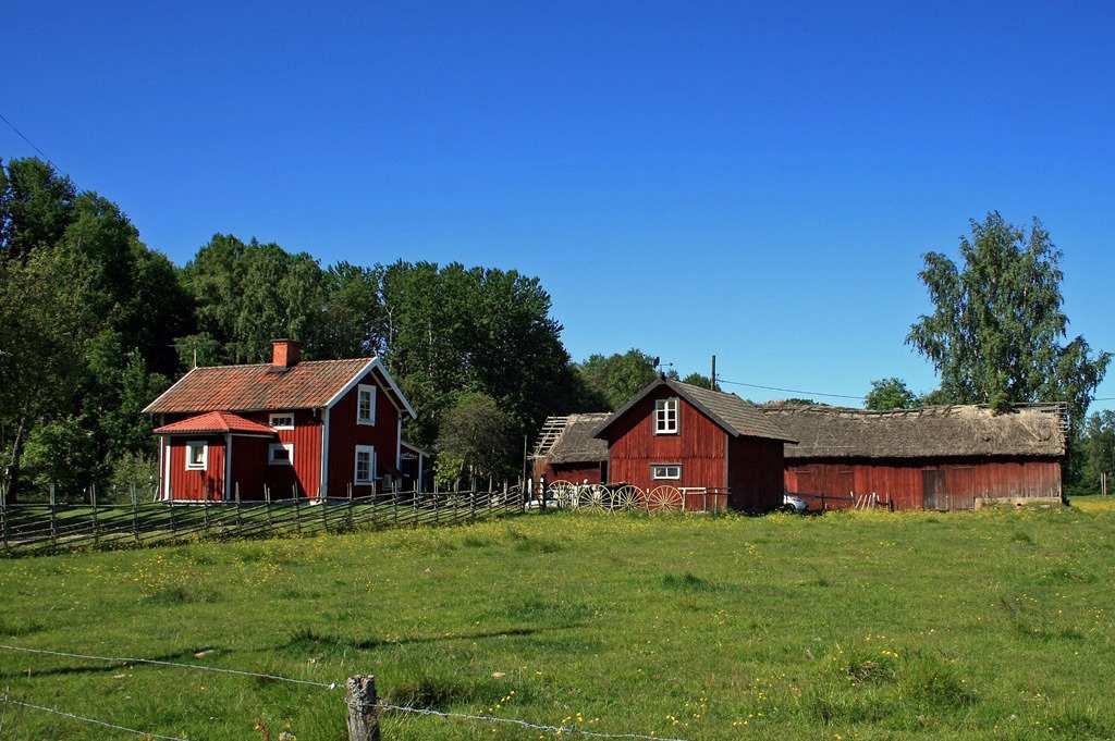 För den djurintresserade finns möjlighet att köpa till den gamla ladugården och omkringliggande mark för att kunna ha häst, får eller andra djur.