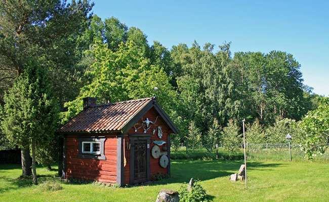 Det öppna landksapet runt fastigheten bidrar till känslan av ett lugn i och kring torpet. Tomtarea 2 419 m² (friköpt). Timmerstugan med tillhörande smedja.