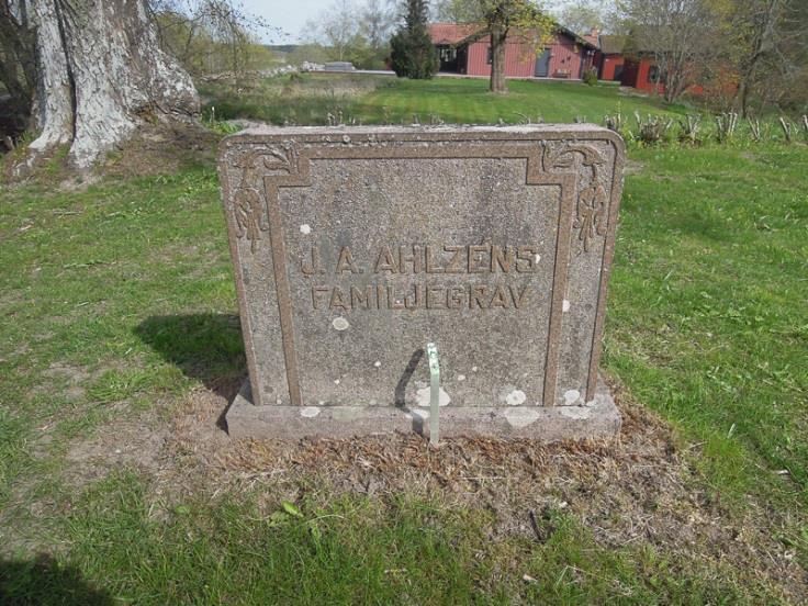 Grav 62 Södermanlands län, Bergshammars församling Gravstenens placering: Äldre delen av kyrkogården på östra sidan. Inskription : J.A.