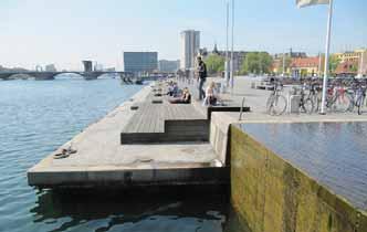 Strandpromenaden kan kompletteras med små soldäck där man kan sitta en stund och beundra utsikten, fiska eller sola.