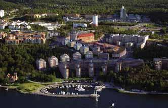 Men vattentornet utgör en tydlig siluett från Slussen, och tornbyggnaden med veckad fasad syns från Södermalm.