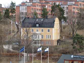 Kring huset finns miljöskapande terrassmurar och trappor.