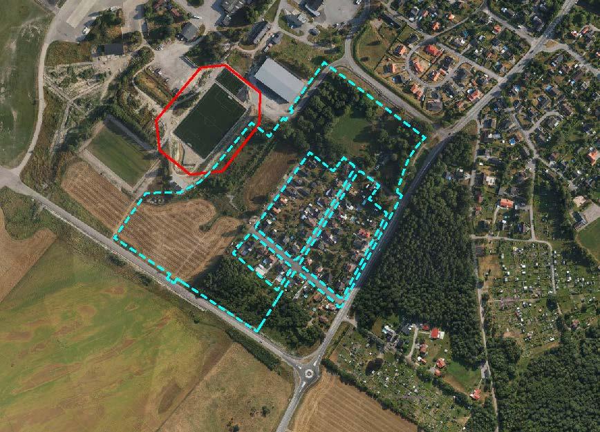 34(54) Figur 26. Ungefärlig utbredning av spilljus 30 meter runt närmsta belägna fotbollsplan. Ungefärlig avgränsning av ny detaljplan med blå streckad linje. Tyréns 2015.