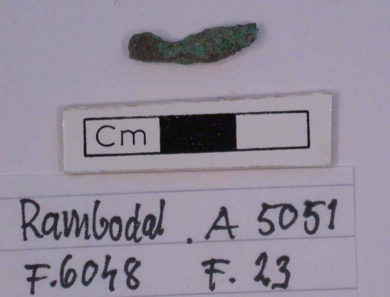 F6048 A 5051 Fragment/del av torderad bronstråd?