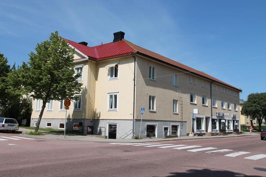 Lägenheten inrymmer hall, gästtoalett, tre sovrum med garderober och överskåp, Masterbedroom med utgång till rejäl balkong i västerläge, helkaklat badrum med duschvägg och fönster, fullt utrustat kök