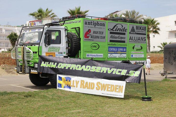 SERVICE UNDER ETT ÖKENRALLY Ett ökenrally frestar på både hoj och förare. Varje kväll ska hojen servas med oljebyten, nya filter, däckbyten, kontroller och justeringar utöver ev. skador pga. vurpor.