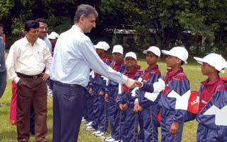 SKF startade en Sports Academy i Pune, Indien under 2005. Här ses Rakesh Makhija, verkställande direktör SKF Indien, tillsammans med barn i Sports Academy.