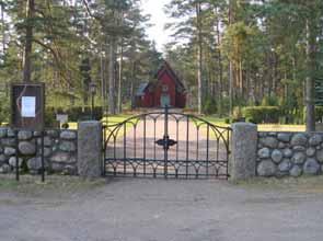 Kyrkogårdens ingång i norr. (KI Bockara kyrkog 001) Kyrkogårdens mur i norr och väster. (KI Bockara kyrkog 002) Gångsystem Från ingången i norr leder en gång fram till kapellet.