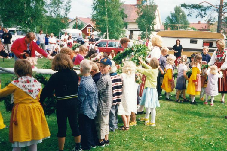 Midsommarprogrammet 24-26 juni Midsommarafton 24 juni Solvi 15.30 Serveringen öppnar. 16.00 Majstångsresning för hela familjen. Lekar, spelmän, lotteri.