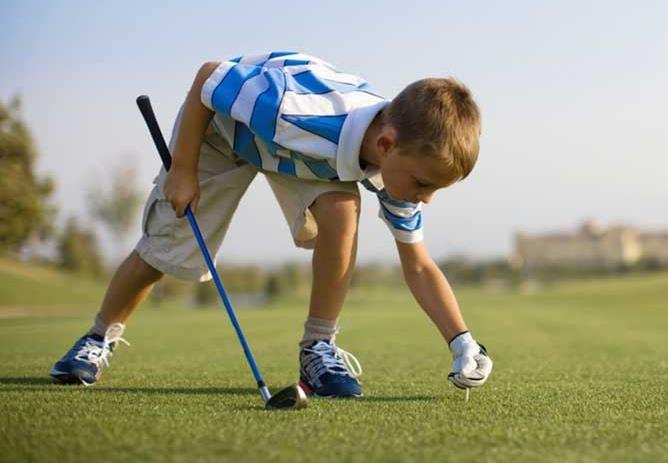 Kan vara tidskrävande och dyrt, enligt föräldrarna De mer negativa aspekter som lyfts är att golfen är tidskrävande med mycket roddande runt omkring, och med få möjligheter till samåkande (jämfört