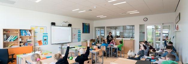 Ett klassrum kan användas för både traditionell undervisning där läraren talar till eleverna som lyssnar och för gruppundervisning där läraren går runt i klassrummet medan eleverna sitter i grupper