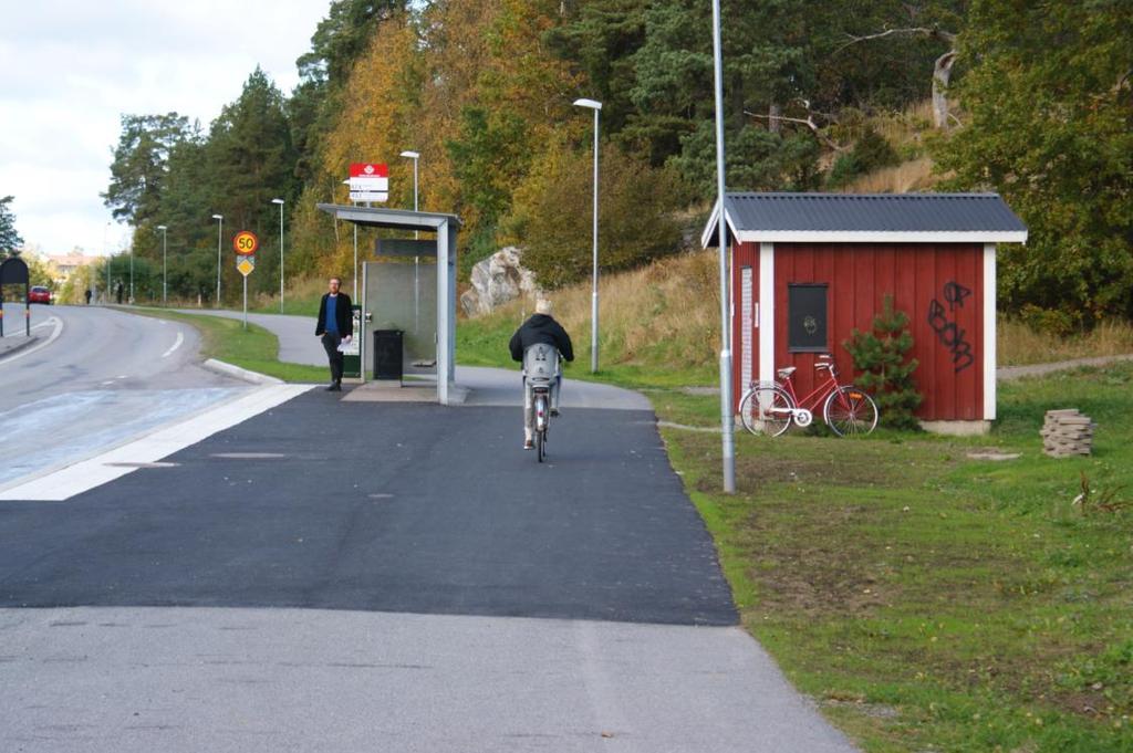 19 Vid busshållplatser är det viktigt att skilja cyklister från på- och avstigande resenärer. För att undvika konflikter bör cykelbanan ledas bakom busshållplatsen.