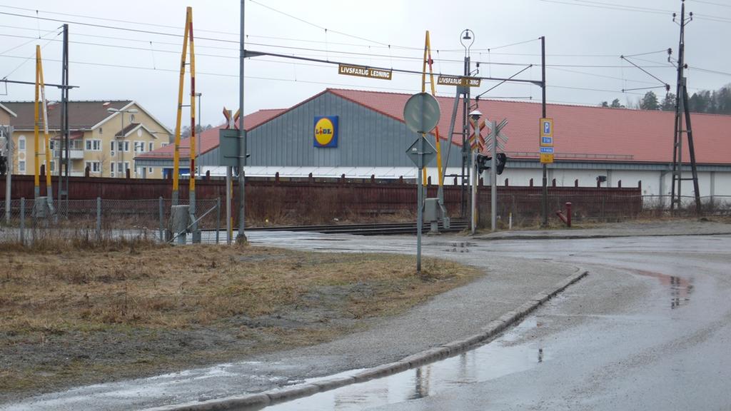 16 samhet för år F-6. År 7-9 finns på Stadsskogsskolan, ca två kilometer nordväst om planområdet. Gymnasieutbildningar finns på Lindeskolan, ca en kilometer sydväst om planområdet.