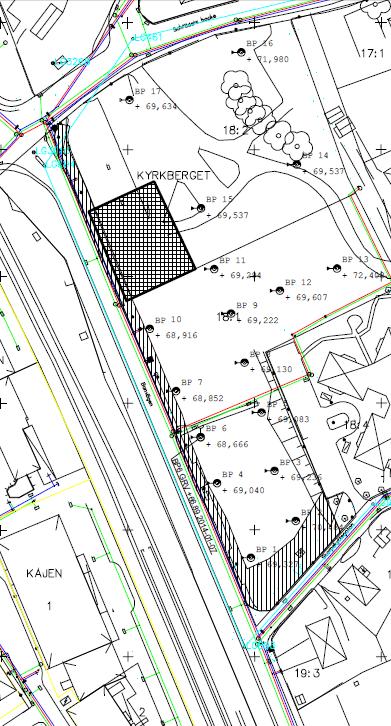 2 Inom fastigheten Kyrkberget 18:1 har även bil- och bensinförsäljning bedrivits från 1950-talets slut till 1975. SPIMFAB lät genomföra en sanering av bensinstationen 2003.