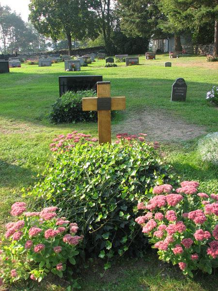 En av två moderna trävårdar på kyrkogården (KI Gärdslösa kyrkog 125) På kyrkogården finns ett stort antal murgrönskullar bevarade (KI Gärdslösa kyrkog 126) På ett mindre antal av vårdarna finns den