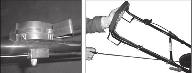 2. Tryck in mulchningskilen i utkastkanalen. Lås mulchningskilen i kåpan - nosen på undersidan av mulchningskilens handtag måste snäppa i öppningen i kåpan.. (Fig.6A/Fig. 6B) 3.