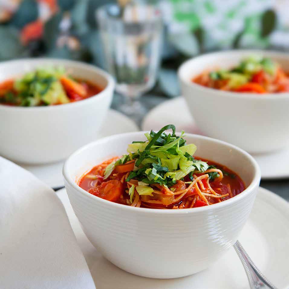 VEGETARISK MINESTRONESOPPA med rostad chili och paprika Ca 45 min Soppa gul lök 2 vitlöksklyftor msk olivolja* 2 lagerblad* tsk chiliflakes* 3 dl vitt matlagningsvin 4 msk koncentrerad grönsaksfond*