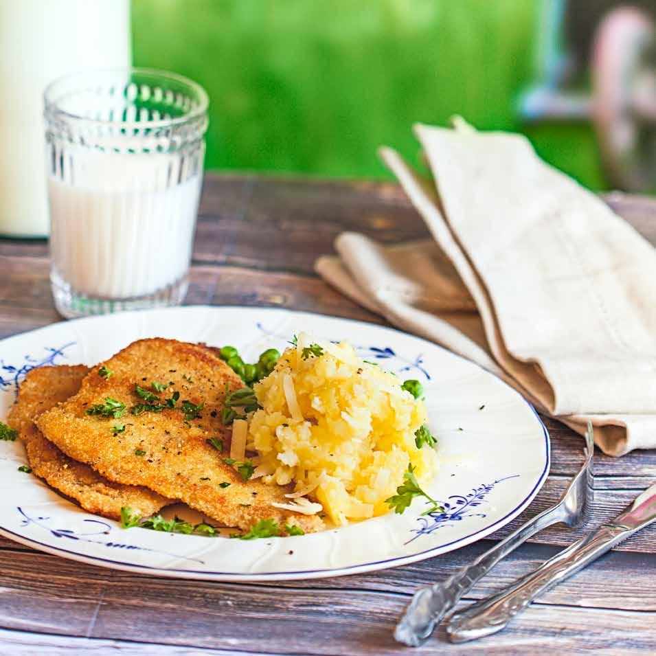 PANERAD SPÄTTAFILÉ med parmesanstompad potatis Ca 30 min Spättafilé 600 gram tinad spättafilé 2 ägg 2 dl ströbröd* dl vetemjöl* Smör och olja* Potatis 800 gram potatis 50 gram grana padano 2 msk