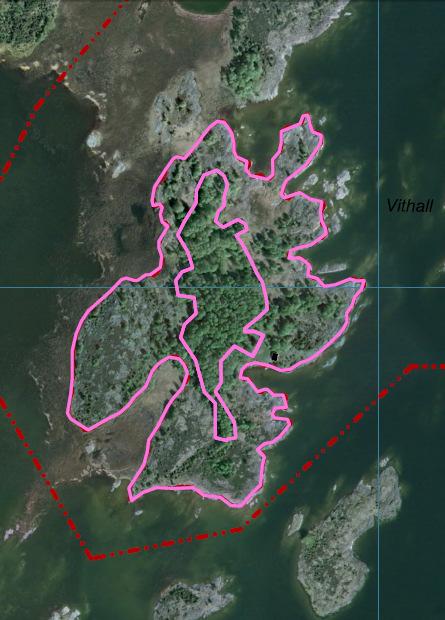 Flygbild över Vithall. Den gamla åkermarken på de centrala delarna av ön är ca 1,8 ha och de omgivande mosaikmarkerna ca 7 ha.