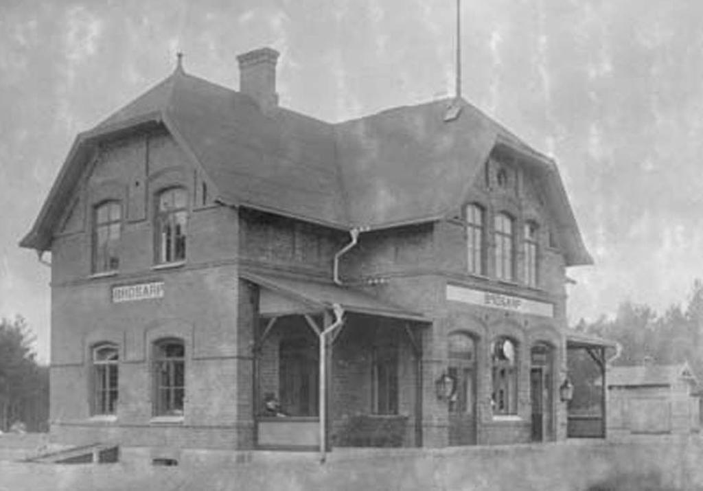 Brösarps station omläggning av tak Kulturhistorisk bedömning av utförda åtgärder Brösarps station är i ett stort behov av omläggning och reparation av taket då läckage har konstaterats på ett flertal