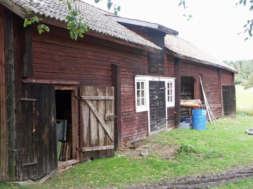 Beskrivning av stall, lider och bod före åtgärder Längan med stall, lider och bodar med överliggande loft är uppförd med liggtimmerstomme på stengrund.