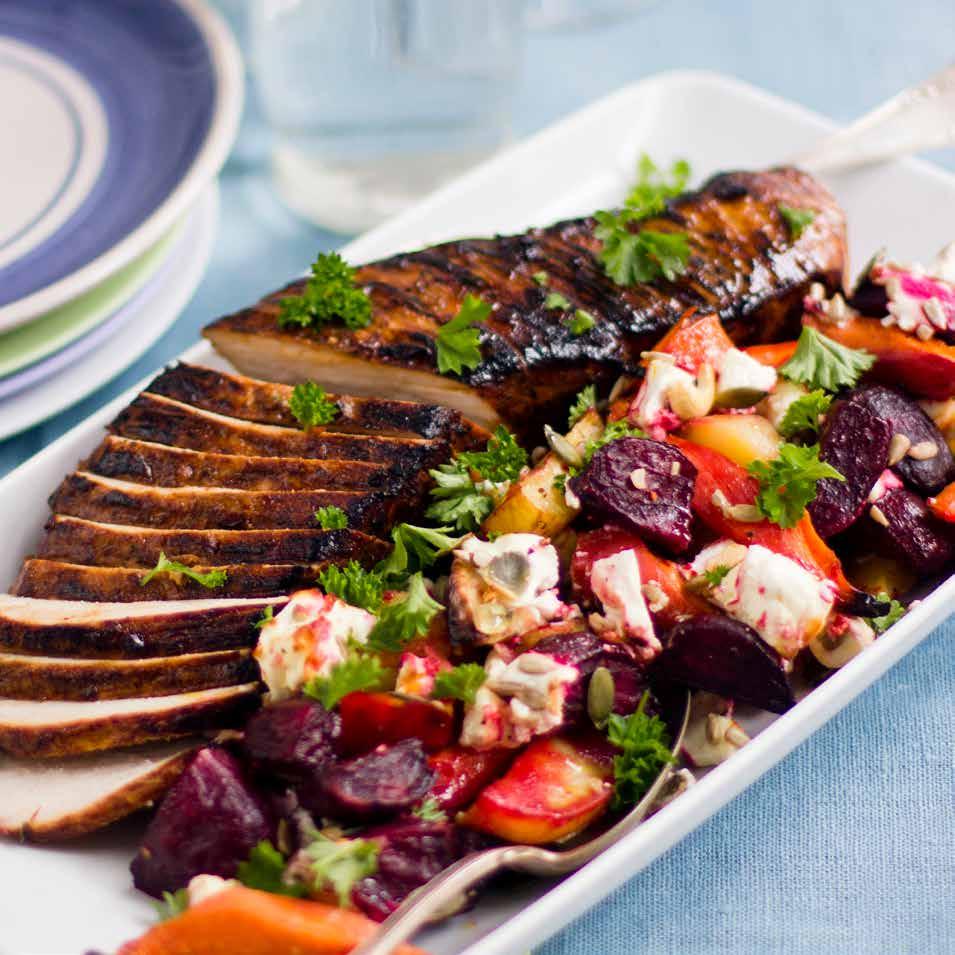 HELSTEKT FLÄSKYTTERFILÉ med fetaostgratinerade rotfrukter Ca 45 min Kött 600 gram fläskytterfilé Olivolja och smör* Marinad 2 msk olivolja* 2 msk japansk soja* 1 msk honung* 1 msk balsamvinäger* 2