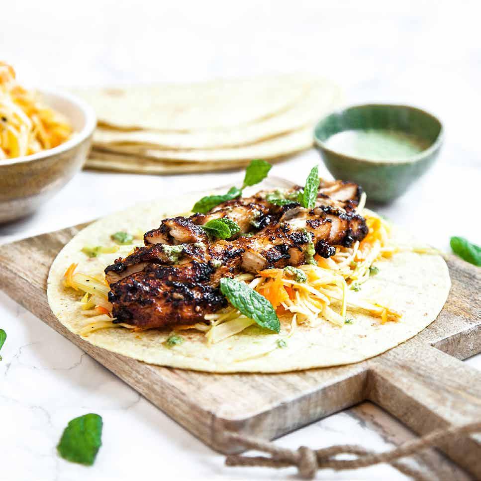 MARINERAD KYCKLING PÅ TORTILLA med coleslaw Ca 40 min Kyckling 650 gram tinad minutkycklingfilé 4 msk japansk soja* 2 msk rapsolja* 1 krm svartpeppar* 2 msk honung* 2 vitlöksklyftor 1 msk glutenfritt