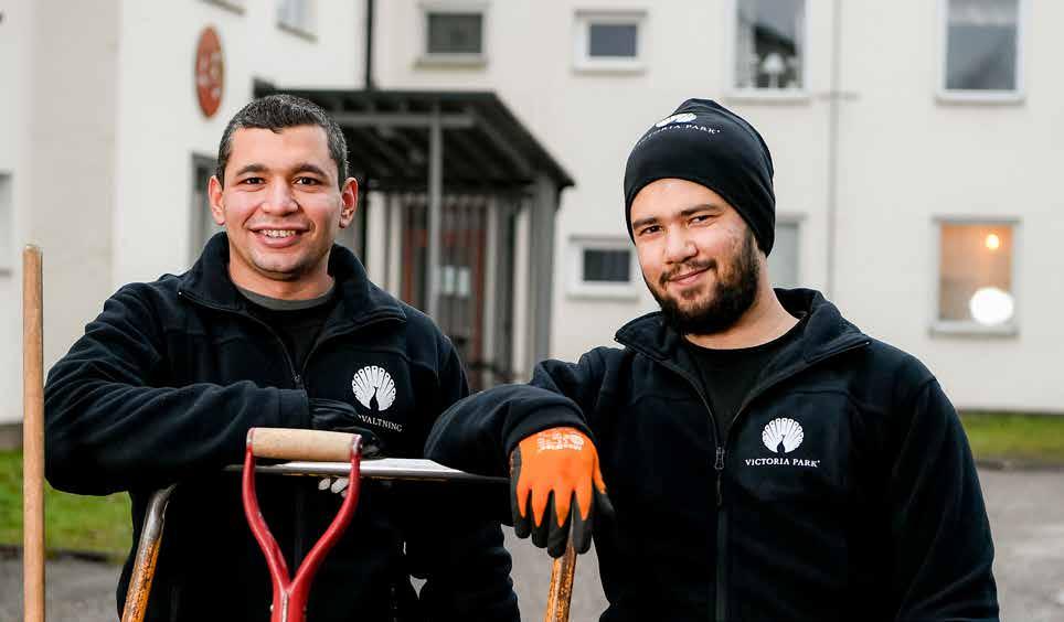 HÅLLBAR UTVECKLING Medarbetare Mohamad och Anas i Borås. Medarbetare Lina och Oliver i Linköping. Under året lanserades ett 12-månaders ledarskapsprogram för chefer och ledare.