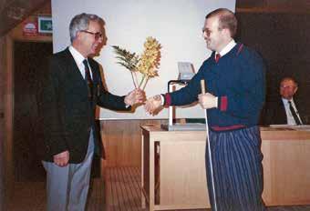 Foto lånat ur HSS Jubileumsskrift 1985 Einar Swanström lämnar över Ordförandeskapet till Bo Jonsson på Årsmötet i november 1989.