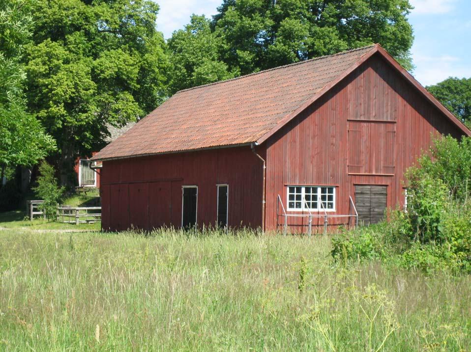 Inom gården finns ett 10-tal väl bevarade ekonomibyggnader från 1800 och 1900-talen. Foto: Sara Roland, utgjordes på 1700-talet av slåtterytor.