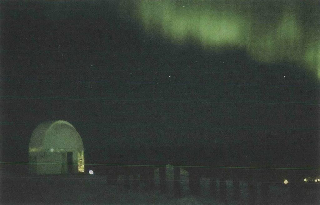 A Ett norrskensdraperi över Bengt Hultqvist-observatoriet, som är ett samarbete mellan Institutionen för rymdvetenskap (Luleå tekniska universitet) och Rymdgymnasiet i Kiruna.