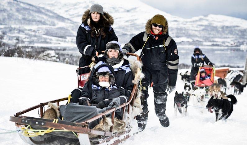 Vi börjar med en kort rundtur i staden innan bussen tar oss djupt in i det förvånansvärt frodiga landskapet. Vi gör ett stopp i Storskog gränsstationen mellan Norge och Ryssland.