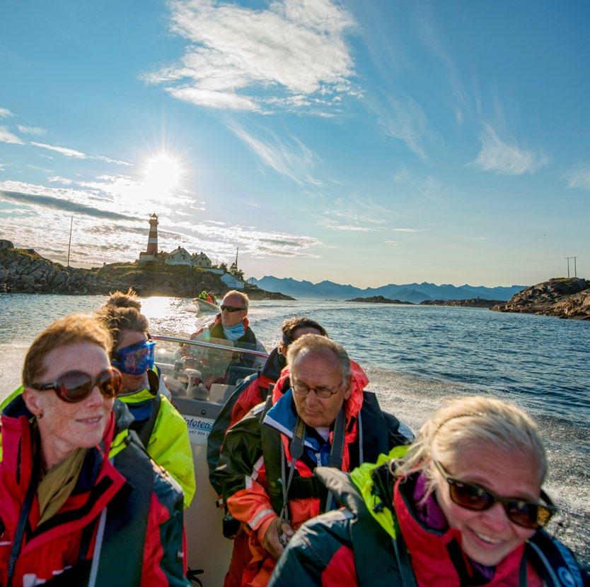 1. 2. 3. Trym Ivar Bergsmo SYDGÅENDE SNÖSKOTERTUR I POLARNATTEN (Mehamn-Kjøllefjord) Kör snöskoter genom det vackra arktiska landskapet på natten.