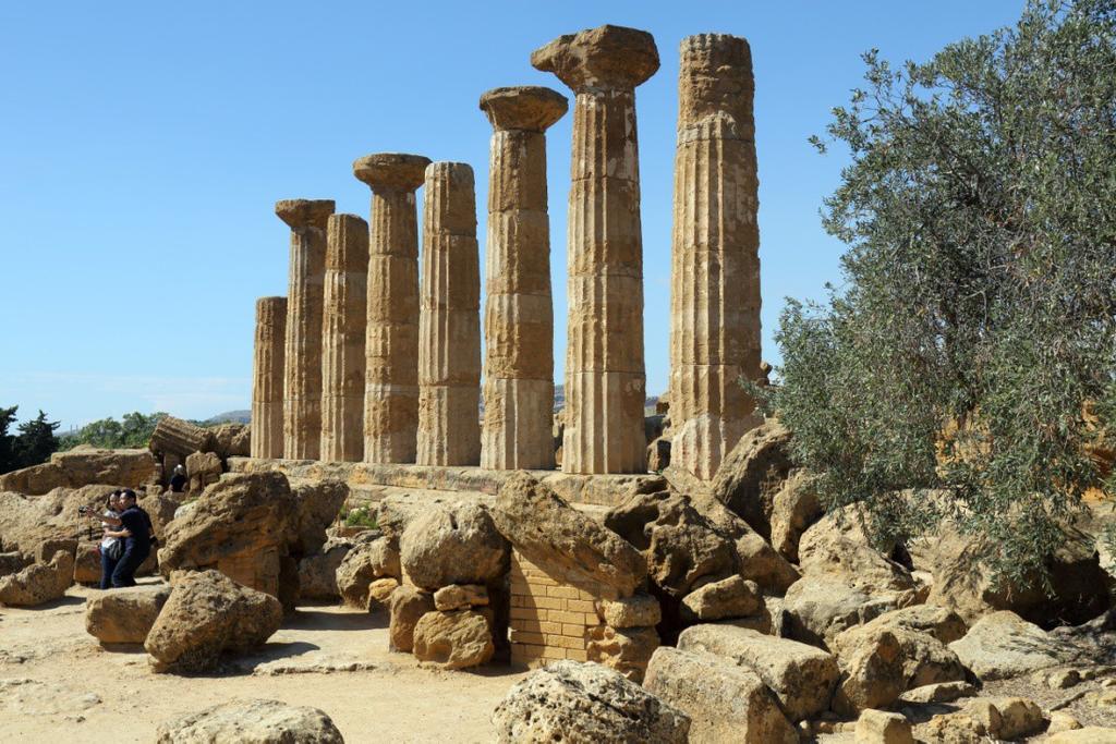 Östra delen av Sicilien hade en grekisk befolkning, här ett exempel på lämningar efter denna kultur: Herculestemplet i Agrigento. Foto: Kai Ingman/Bokebacken, 27.9.