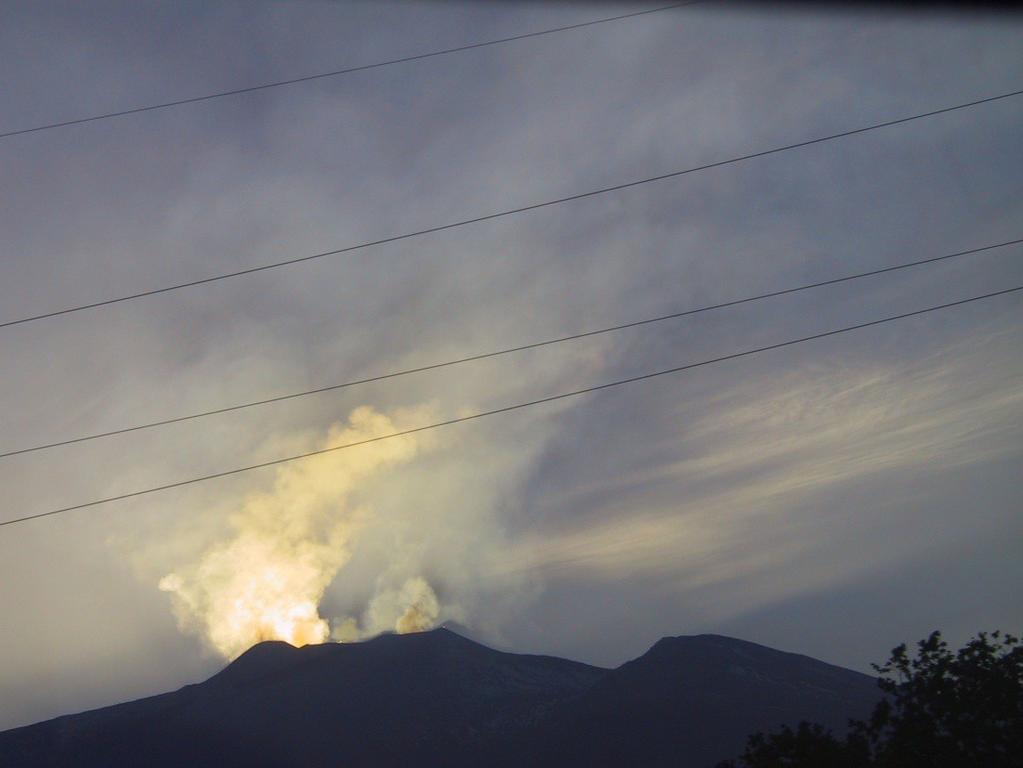 Etna på Sicilien har ett mindre utbrott på natten 25.4.2001. Foto Kai Ingman/Bokebacken.