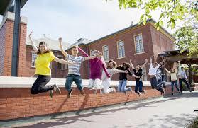 barnens framsteg. Efter examen från high school med ett diplom fortsätter många studenter sina studier.