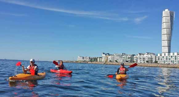 FIT Kajakpaddling i Malmö RAM SILWAL ADVENTURES Prova att paddla kajak! Glid fram ljudlöst på ett spegelblankt hav i solnedgången eller surfa på vågorna som rullar in mot land.