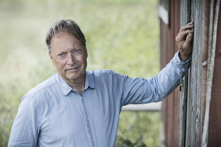 2010 gav han ut en lysande biografi om Olof Palme Underbara dagar framför oss som belönades Axel Hirschs pris, Johan Hansson-priset och John Landquists pris.