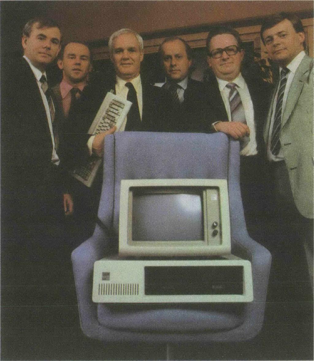 TORBJÖRN JOHANSSON OCH GUNNAR VON SYDOW Vid introduktionen i Sverige 1983 flankerades IBM PC av servicechefen Eje Engdahl, försäljningschefen Lars Bergquist, marknadsdirektören Sture Linn,