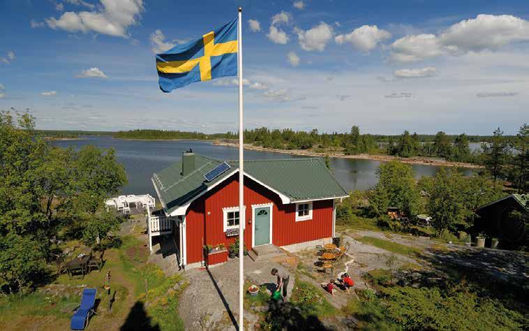 Många tycker att små rödmålade stugor är typiskt svenskt. Sett till etnisk bakgrund så kommer svenskar från början från de germanska folkslagen. Idag har svenskarna många olika ursprung.