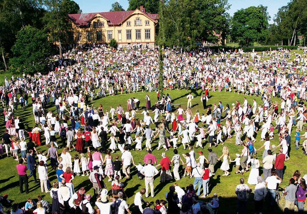 Midsommar på Nääs. Foto: Bianca Rösner September och oktober I slutet av oktober eller början av november har skolorna stängt och barnen är lediga i en vecka. Det kallas höstlov eller läslov.